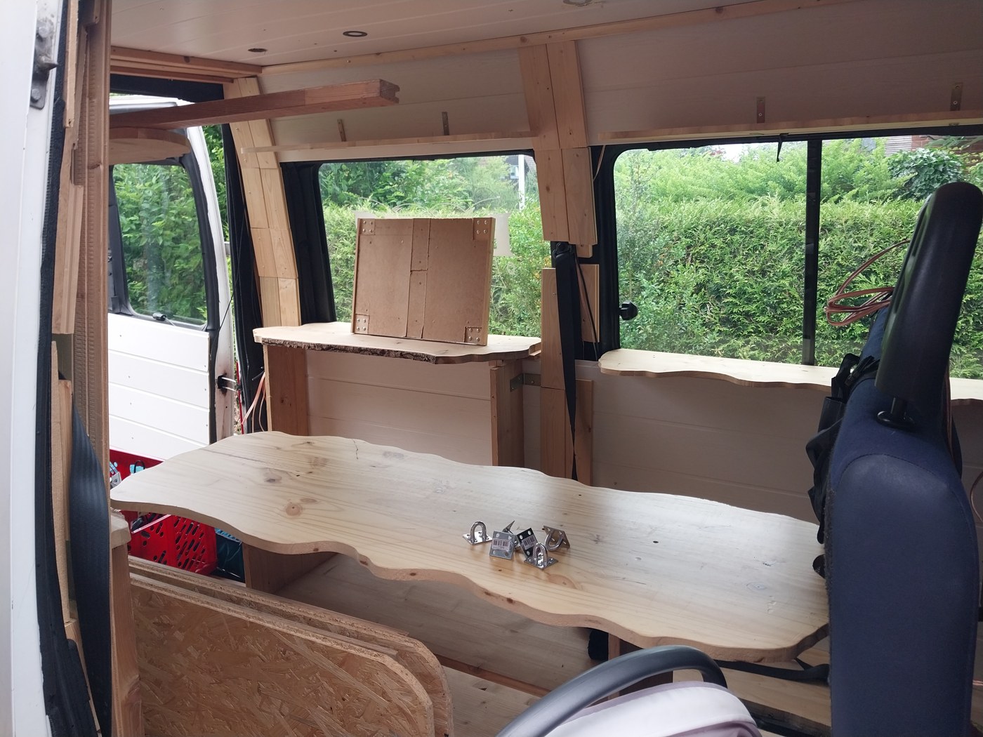 Interior de la camper que Matías construyó en Alemania, con mobiliario de madera