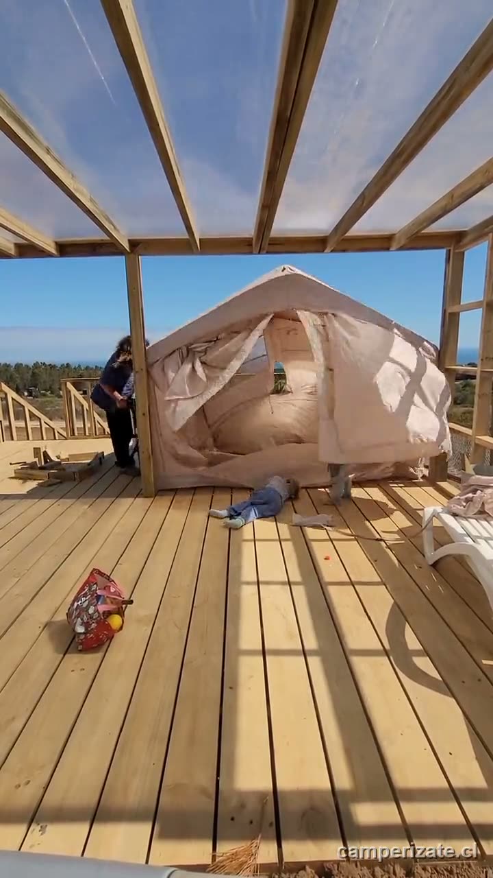 Carpa inflable beige de Matías montada sobre una terraza con vista al mar