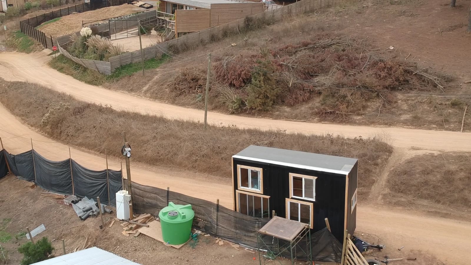 Tiny home negra y madera de Camperízate vista desde un dron